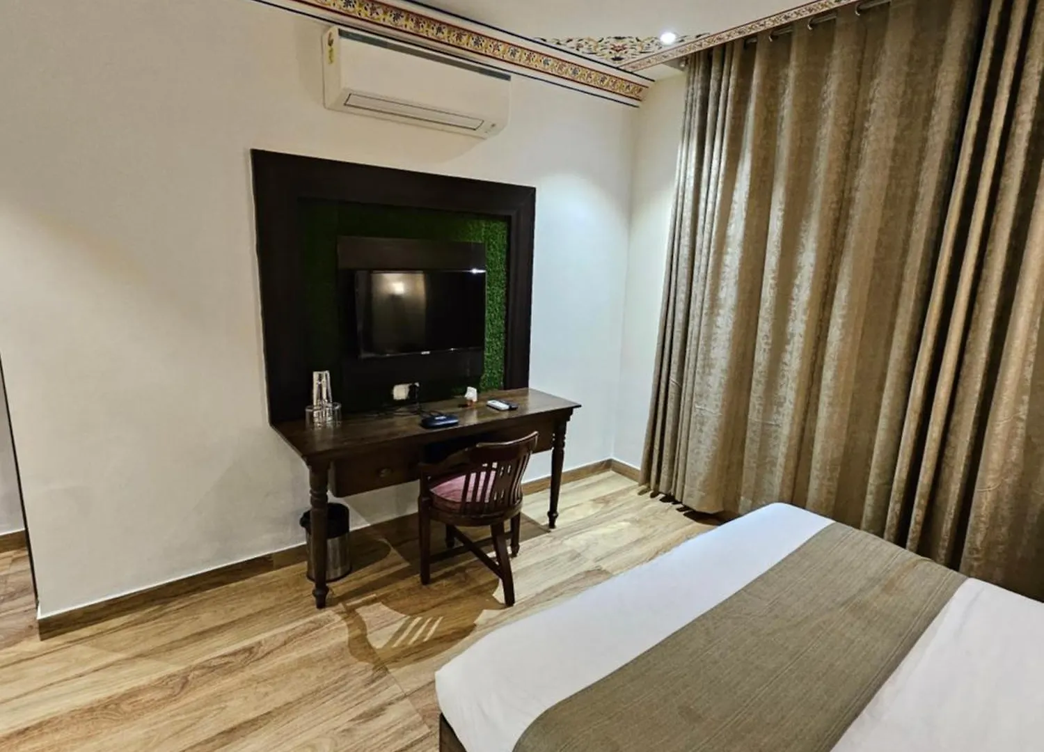 Hotel Sahibs Royal Ville Agra - 500M From Taj